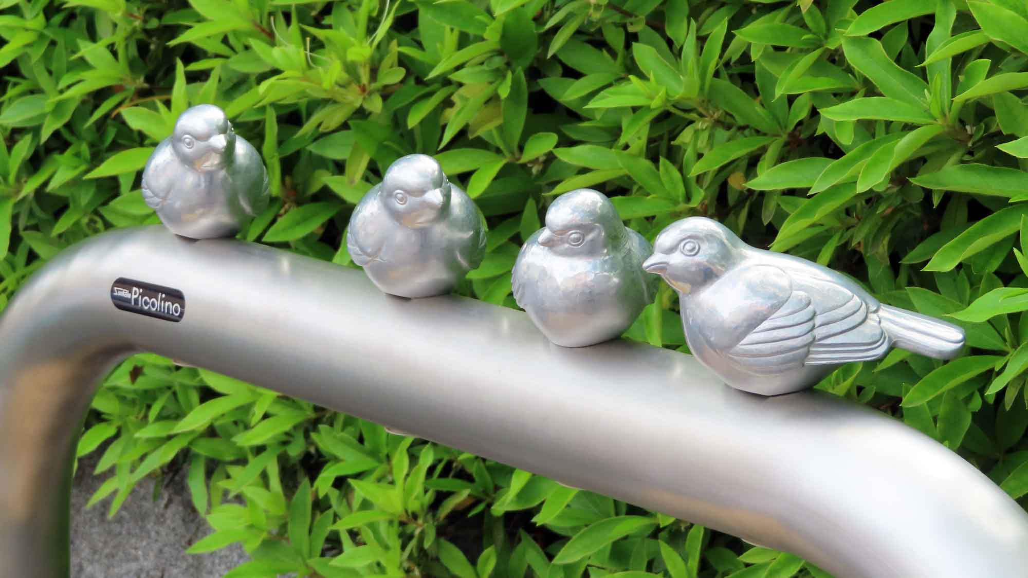 小鳥付車止め ピコリーノ 誕生秘話 株式会社サンポール 車止め 景観製品 旗ポール等の製造販売